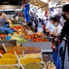 Người dân mua sắm tại một khu chợ ở thành phố Tel Aviv, Israel. (Ảnh: AFP/TTXVN)