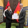 Đại sứ Bùi Văn Nghị trình Thư uỷ nhiệm của Chủ tịch nước Võ Văn Thưởng tới Cục trưởng Cục Lễ tân Bộ Ngoại giao Peru, Jaime Cacho-Sousa Velázquez. (Ảnh: TTXVN phát)