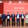 Phó Bí thư Đảng ủy Khối các cơ quan Trung ương Đỗ Việt Hà trao quyết định kiện toàn đội ngũ báo cáo viên cấp Đảng ủy Khối nhiệm kỳ 2020-2025. (Ảnh: Diệp Trương/TTXVN)