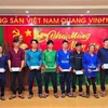 Lãnh đạo UBND thành phố Vũng Tàu và Đồn Biên phòng Bến Đá hỗ trợ các ngư dân của tàu cá bị chìm. (Ảnh: TTXVN phát)
