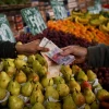 Người dân mua hoa quả tại một khu chợ ở Buenos Aires, Argentina. (Ảnh: AFP/TTXVN)