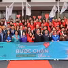Đại biểu cán bộ, hội viên, tình nguyện viên Chữ thập Đỏ cùng sinh viên đi bộ hưởng ứng ngay sau phát động Chiến dịch "Triệu Bước chân nhân ái." (Ảnh: Thanh Tùng/TTXVN)