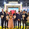 Đại sứ Việt Nam tại Ấn Độ Nguyễn Thanh Hải chụp ảnh lưu niệm với đoàn Sở Du lịch thành phố Đà Nẵng và các đối tác. (Ảnh: Ngọc Thúy/TTXVN)