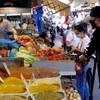 Người dân mua sắm tại một khu chợ ở thành phố Tel Aviv, Israel. (Ảnh: AFP/TTXVN)