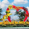 Cổng chào Chợ hoa Xuân Bình Điền 2024, Thành phố Hồ Chí Minh được thiết kế linh vật Tết Giáp Thìn. (Ảnh: Mỹ Phương/TTXVN)