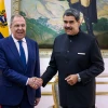 Tổng thống Venezuela Nicolas Maduro (phải) tiếp Ngoại trưởng Nga Sergei Lavrov tại cuộc gặp ở Caracas. (Ảnh: AFP/TTXVN)