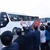 Lãnh đạo Công đoàn Hà Nội tiễn người lao động có hoàn cảnh khó khăn về quê đón Tết Nguyên đán Giáp Thìn năm 2024 tại Khu Công nghiệp Thăng Long. (Ảnh: Minh Đức/TTXVN)