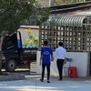 Cán bộ dẫn giải học viên trốn trại trở về. (Ảnh: Trung Hiếu/TTXVN)