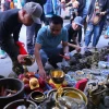 Du khách chọn mua đồ giả cổ, đồ đồng tại chợ Viềng. (Ảnh: Công Luật/TTXVN)