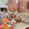 Người dân xã Phú Mậu làm hoa giấy Thanh Tiên phục vụ nhu cầu dịp Tết. (Ảnh: Mai Trang/TTXVN)