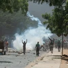 Người biểu tình quá khích ném đá về phía cảnh sát tại Dakar, Senegal, ngày 1/6/2023. (Ảnh: AFP/TTXVN)