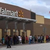 Người dân xếp hàng bên ngoài cửa hàng Walmart ở Houston, Texas, Mỹ. (Ảnh: AFP/TTXVN)
