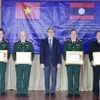 Ông Thongsavanh Phomvihane, Trưởng Ban Đối ngoại Trung ương Đảng Nhân Dân Cách mạng Lào trao tặng Huân chương Tự do hạng Ba cho các tập thể. (Ảnh: An Đăng/TTXVN)