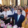 Thủ tướng Phạm Minh Chính và các Chư tôn Giáo phẩm cùng các đại biểu thực hiện nghi thức Tắm Phật tại chùa Quán Sứ, Hà Nội. (Ảnh: Dương Giang/TTXVN) 