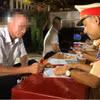 Tài xế Nguyễn Văn Tín làm việc với Cảnh sát giao thông. (Nguồn: Cơ quan Công an)
