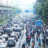 Người tham gia giao thông trên tuyến đường Nguyễn Trãi-Ngã Tư Sở. (Ảnh: Tuấn Anh/TTXVN)