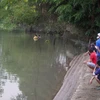 Lực lượng chức năng tìm kiếm nạn nhân là cháu bé tại hiện trường một vụ đuối nước. (Ảnh: Nhựt An/TTXVN)