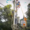 Công nhân Điện lực Mường Chà (tỉnh Điện Biên) đóng điện tại bản Hô Củng, xã Chà Tở, huyện Nậm Pồ . (Ảnh: Xuân Tư/TTXVN)