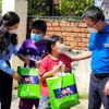 Đoàn viên, thanh niên Thành phố Hồ Chí Minh thăm hỏi, tặng quà cho con công nhân có hoàn cảnh khó khăn, người lao động tại các khu nhà trọ. (Ảnh: Thanh Vũ/TTXVN) 