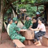 Lực lượng biên phòng Đồn Ia O, Biên phòng tỉnh Gia Lai thăm hỏi, động viên gia đình nạn nhân (làng Kloong, xã Ia O, huyện Ia Grai, Gia Lai) vừa được hỗ trợ đưa từ Campuchia về địa phương. (Ảnh: Hồng Điệp/TTXVN)