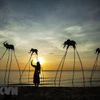 Du khách trải nghiệm không gian hoàng hôn trên Bãi Trường (Phú Quốc), nơi được cho là địa điểm ngắm hoàng hôn đẹp nhất Việt Nam. (Ảnh: Hồng Đạt/TTXVN)