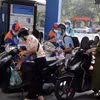 Mua bán xăng, dầu tại một điểm kinh doanh của Petrolimex. (Ảnh: Trần Việt/TTXVN)