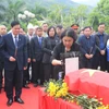Phó Chủ tịch Thường trực Ủy ban Nhân dân tỉnh Sơn La Tráng Thị Xuân cùng các cán bộ, chiến sỹ, người thân thắp hương tưởng nhớ liệt sỹ Hà Văn Ốm. (Ảnh: TTXVN phát)