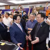 Thủ tướng Phạm Minh Chính thăm gian hàng trưng bày sản phẩm đổi mới sáng tạo. (Ảnh: Dương Giang/TTXVN) 