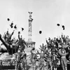 Các chiến sỹ Hồng quân Liên Xô vui mừng với chiến thắng tại Berlin, sào huyệt cuối cùng của phátxít Đức trong Chiến tranh Thế giới lần thứ hai, ngày 9/5/1945. (Ảnh: Tư liệu quốc tế/TTXVN phát) 