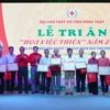 Trao Giấy tri ân Hoa việc thiện cho những cá nhân có thành tích tiêu biểu trong hoạt động nhân đạo. (Ảnh: Nhựt An/TTXVN) 
