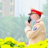 Lực lượng cảnh sát giao thông Hà Nội tham gia điều hành giao thông. (Ảnh: TTXVN phát)