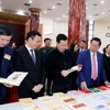 Chủ tịch nước Võ Văn Thưởng và các đại biểu tham quan Trưng bày các ấn phẩm về “Tăng cường bảo vệ nền tảng tư tưởng của Đảng, đấu tranh phản bác các quan điểm sai trái, thù địch trong tình hình mới.” (Ảnh: Thống Nhất/TTXVN)