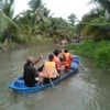 Du khách trải nghiệm hoạt động tự bơi xuồng trên sông trong Nông trại dê sữa du lịch Đông Nghi ở Tiền Giang. (Ảnh: Minh Hưng/TTXVN)