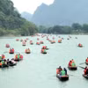 Du khách tham quan Khu Du lịch Sinh thái Tràng An, tỉnh Ninh Bình. (Ảnh: Thùy Dung/TTXVN)