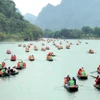 Du khách tham quan Khu Du lịch Sinh thái Tràng An, tỉnh Ninh Bình. (Ảnh: Thùy Dung/TTXVN)