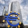 Biểu tượng đồng euro phía trước trụ sở ECB tại Frankfurt am Main, Đức. (Ảnh: AFP/TTXVN) 