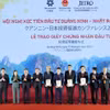 Trao Giấy chứng nhận đầu tư cho các dự án FDI của Nhật Bản. (Ảnh: Văn Đức/TTXVN)