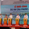 Phó Thủ tướng Trần Hồng Hà cùng lãnh đạo 2 tỉnh Bà Rịa-Vũng Tàu, Đồng Nai tiến hành nghi thức nhấn nút khởi công dự án. (Ảnh: Đoàn Mạnh Dương/TTXVN)