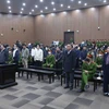 Các bị cáo trong vụ án Nguyễn Thị Thanh Nhàn và AIC nghe chủ tọa tuyên án. (Ảnh: Phạm Kiên/TTXVN)