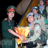 Đại tá Phạm Mạnh Thắng, Cục trưởng Cục Gìn giữ Hòa bình Việt Nam chúc mừng Đội Công binh số 1. (Ảnh: An Đăng/TTXVN)
