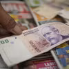 Đồng tiền mệnh giá 100 peso của Argentina. (Nguồn: AFP/ TTXVN)