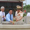 Lãnh đạo Thành phố Hồ Chí Minh và huyện Hóc Môn dâng hương tại Di tích Lịch sử Văn hóa cấp Quốc gia Ngã Ba Giồng. (Ảnh: Thanh Vũ/TTXVN) 