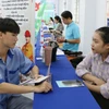 Sinh viên tìm hiểu thông tin về việc làm. (Ảnh: Thanh Vũ/TTXVN) 