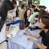 Đông đảo sinh viên, người lao động tham gia “Ngày hội tuyển dụng, việc làm năm 2023” tại Trường Đại học Công nghiệp Thành phố Hồ Chí Minh. (Ảnh: Thanh Vũ/TTXVN)