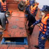 Kiểm tra một vụ tàu chở dầu DO bất hợp pháp trên vùng biển Tây Nam. (Ảnh: TTXVN phát) 