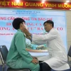 Bác sỹ Bệnh viện Tai Mũi Họng Thành phố Hồ Chí Minh khám cho bệnh nhân hóc dị vật 'di cư' ra vùng cổ. (Ảnh: Đinh Hằng/TTXVN) 