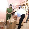 Lực lượng chức năng niêm phong, tạm giữ lô hàng mỹ phẩm chưa rõ xuất xứ. (Ảnh: TTXVN phát)