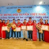 Đoàn học sinh Việt Nam đoạt giải Olympic Thiên văn và Vật lý Thiên văn Quốc tế lần thứ 16 cùng các thầy cô tại lễ đón. (Ảnh: Tuấn Đức/TTXVN) 