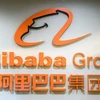 Biểu tượng của Alibaba tại văn phòng ở Hong Kong, Trung Quốc. (Ảnh: AFP/TTXVN)