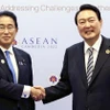 Tổng thống Hàn Quốc Yoon Suk-yeol gặp Thủ tướng Nhật Bản Fumio Kishida tại Phnom Penh, Campuchia ngày 13/11/2022. (Nguồn: Japan News)